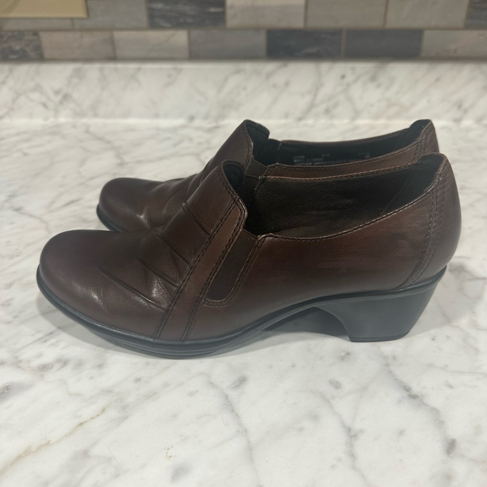 Clarks leather bootie 6.5 wide brown